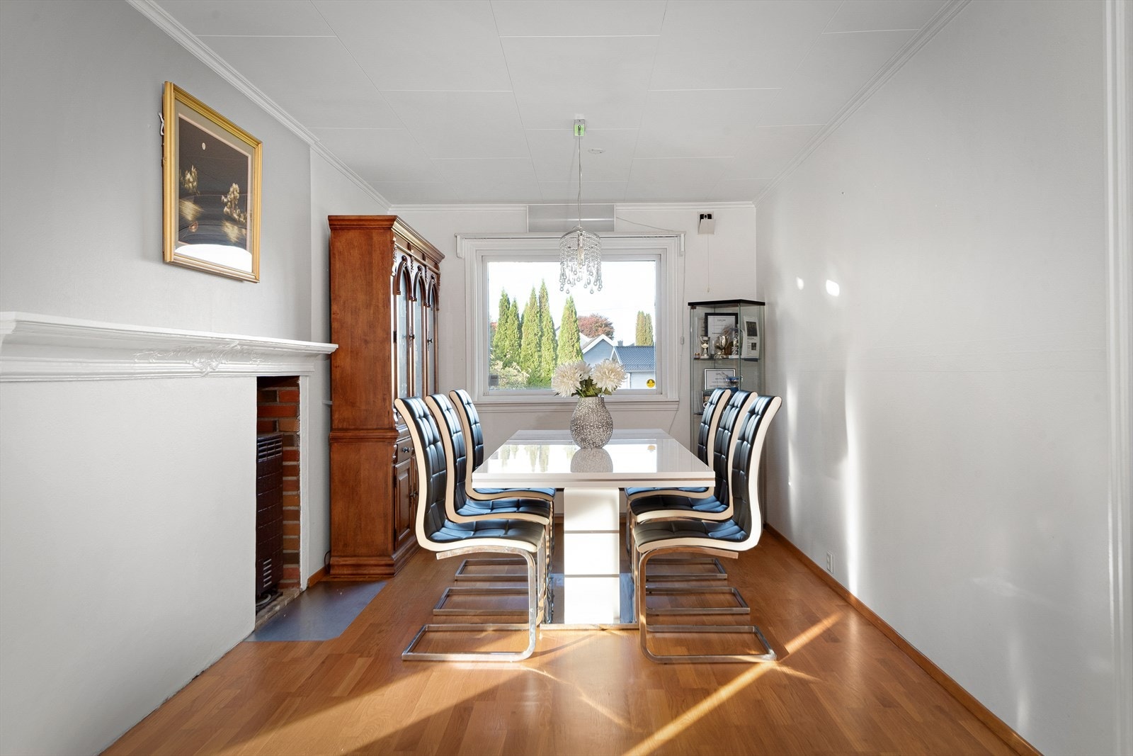 Spisestuen har en egen, lun sone ved peisen, perfekt for hyggelige middager. Galleribilde