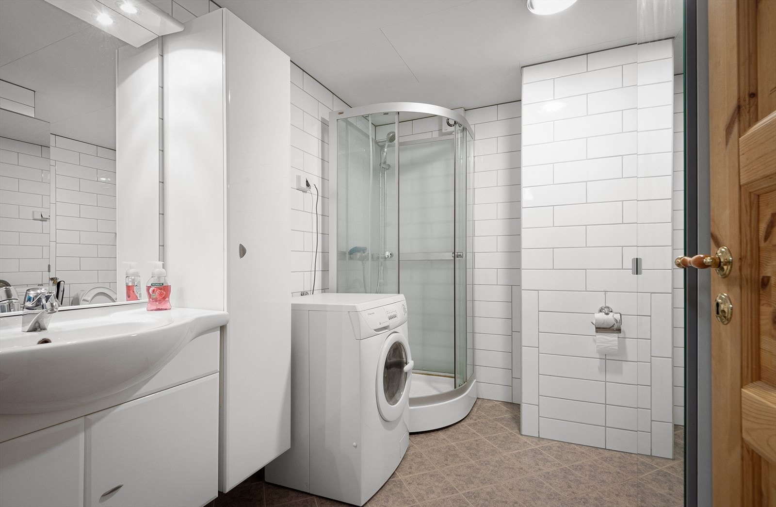 Badet er utstyrt med toalett, dusjkabinett, baderomsinnredning med servant og opplegg for vaskemaskin. Rommet er ikke godkjent for opphold, se mer pkt. ferdigattest. Galleribilde