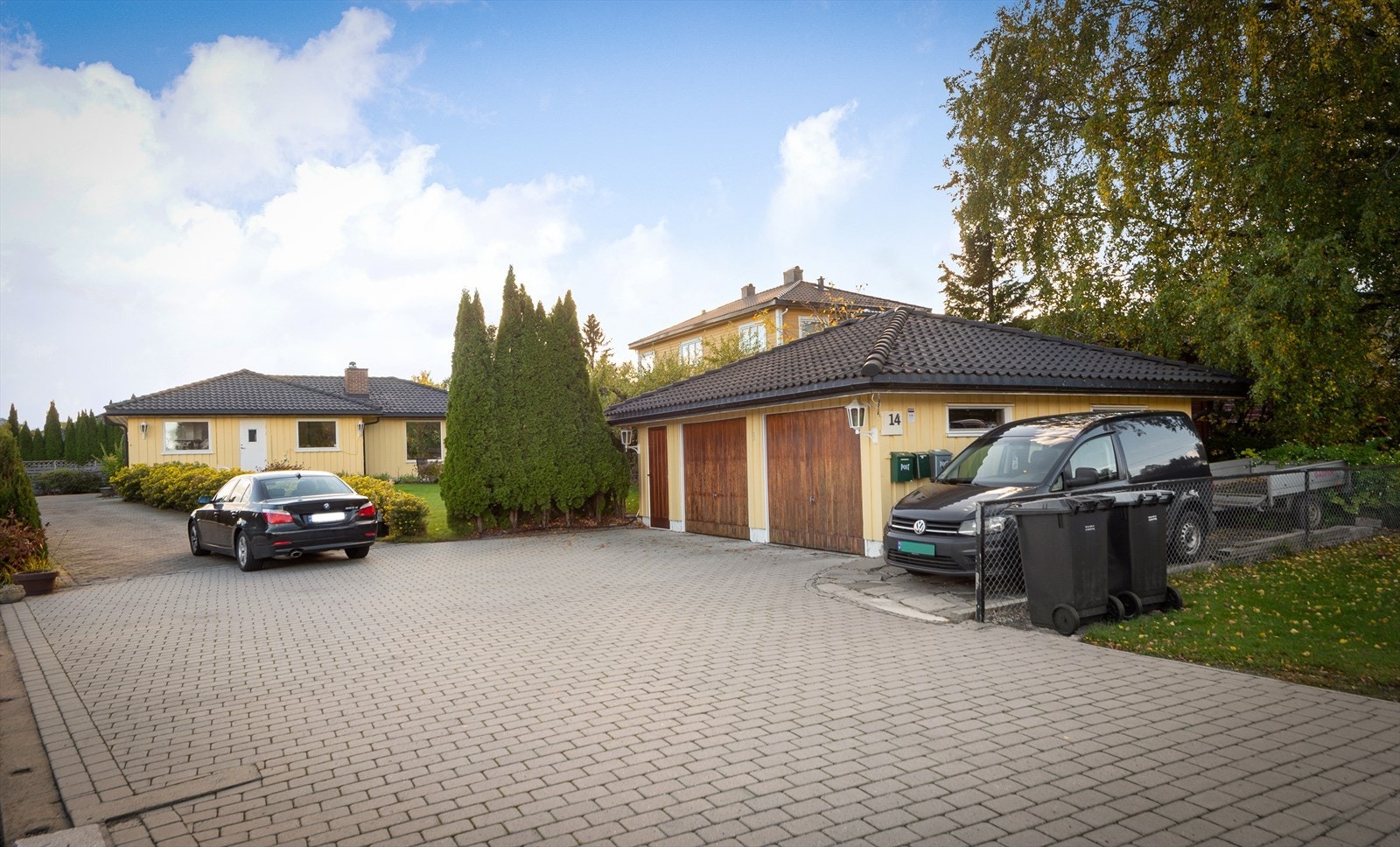 Dobbelgarasje og steinbelagt gårdsplass gir rikelig med parkering. Galleribilde