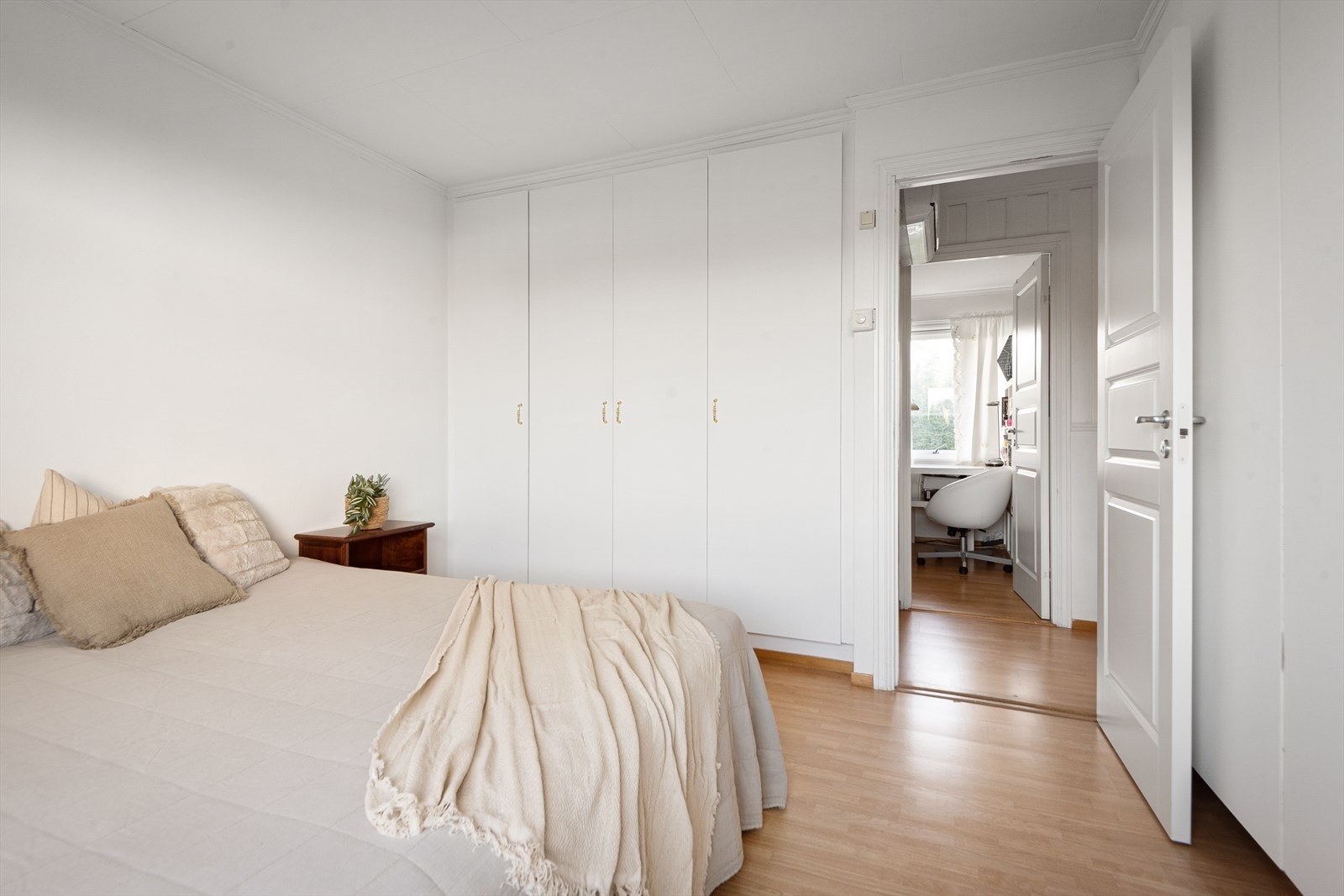 En hel vegg med garderobeskap gir rikelig med oppbevaringsplass på hovedsoverommet. Galleribilde