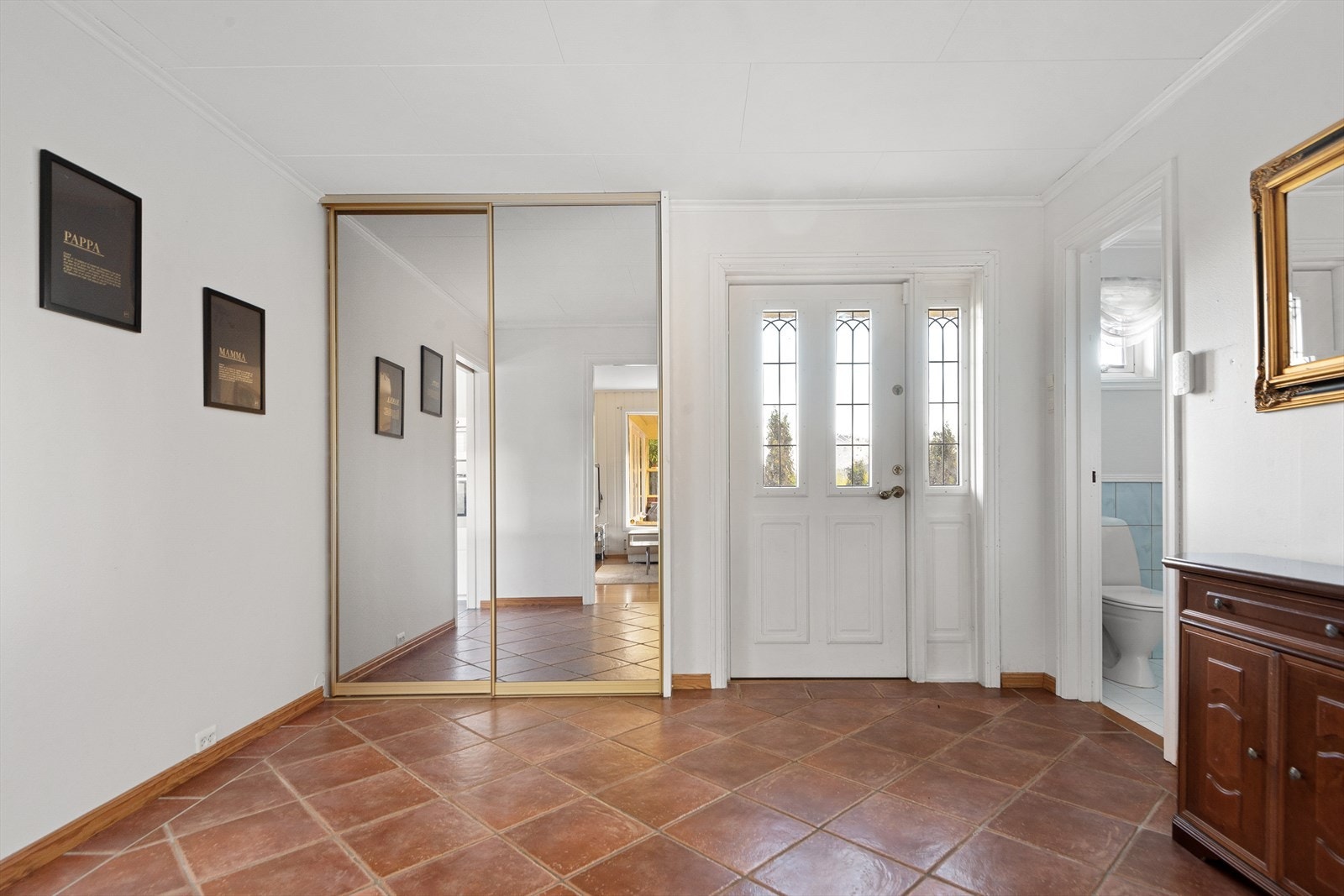 Her ønskes du velkommen inn i stor, flislagt entré med god plass til å henge fra seg ytterklær i garderobeskap. Galleribilde