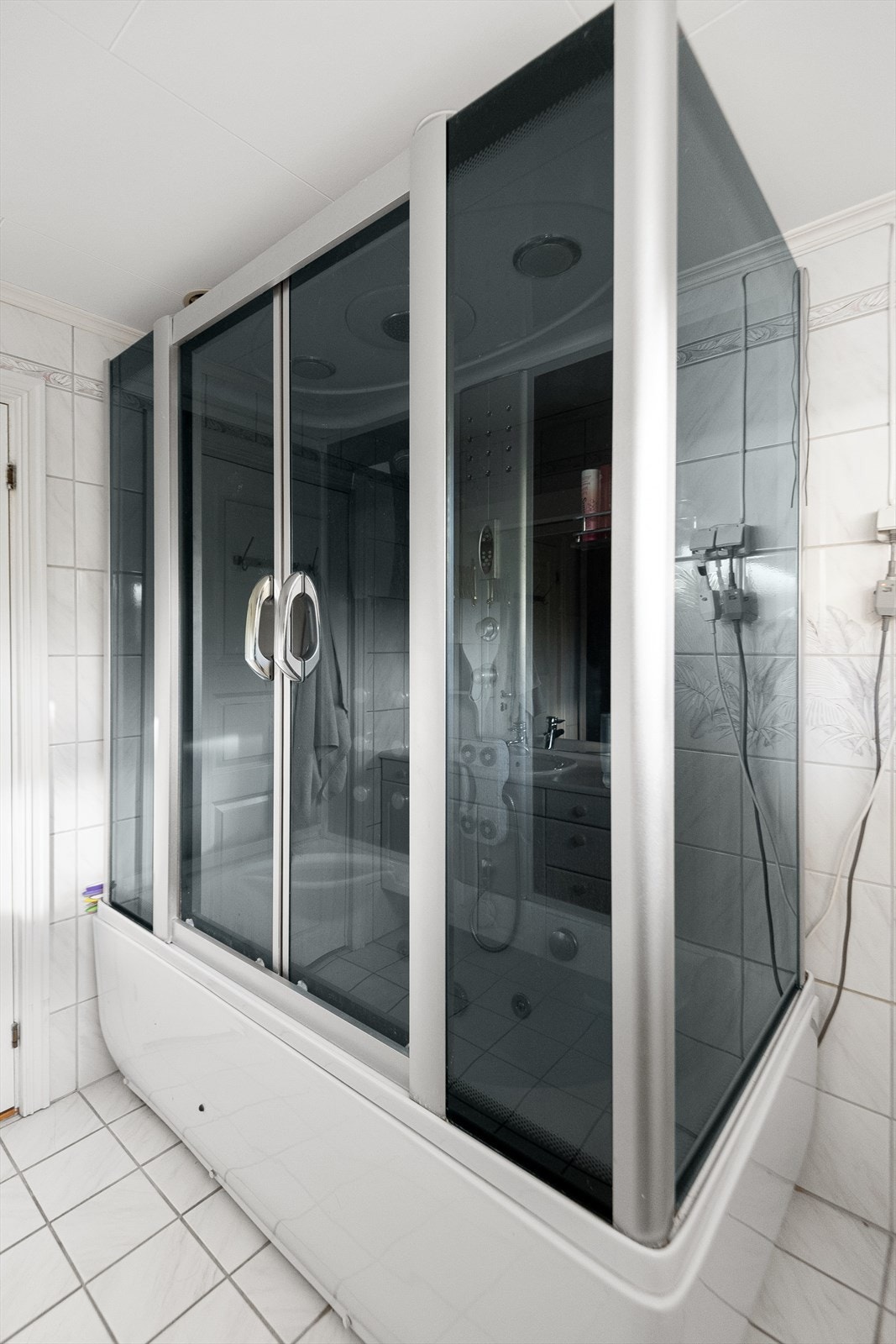 Badet er utstyrt med en stor baderomminnredning med to servanter og og stort speil, samt et kombinert dusjkabinett/badekar med dampfunksjon. Galleribilde