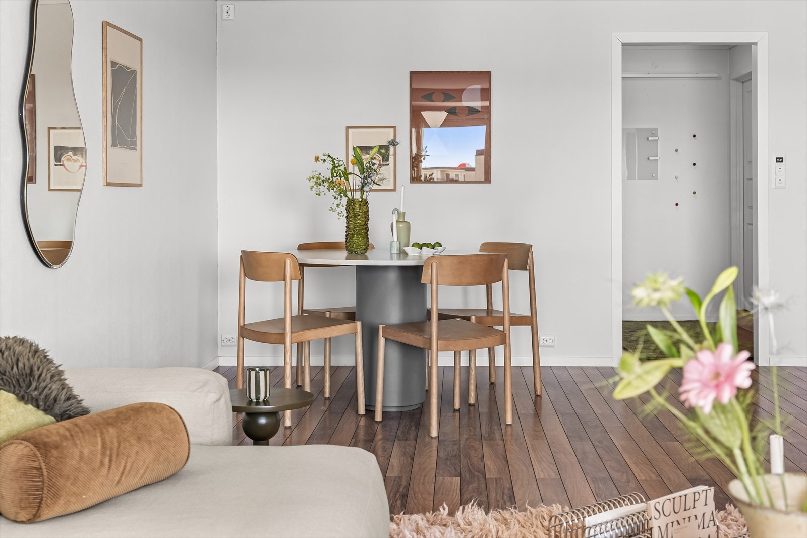 I stuen er det god plass til en hyggelig spisegruppe. Galleribilde