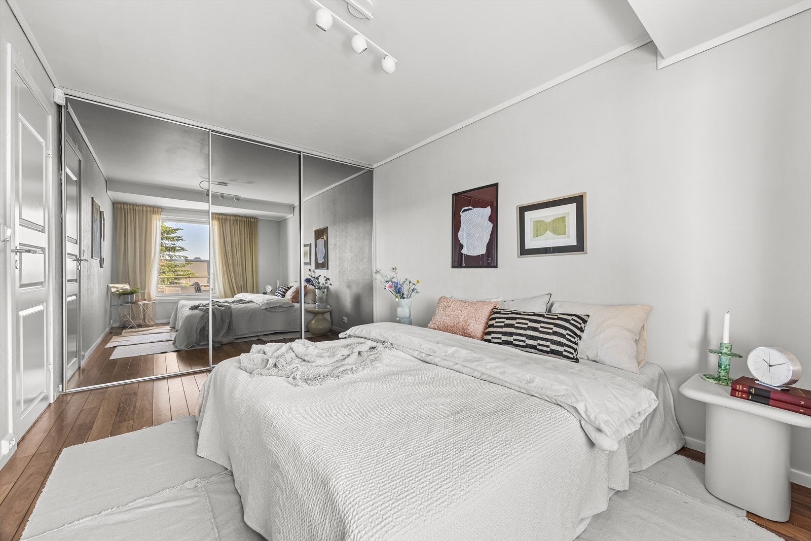 Soverommet er utstyrt med en speil-skyvedørsgarderobe som gir rikelig med oppbevaringsplass. Galleribilde