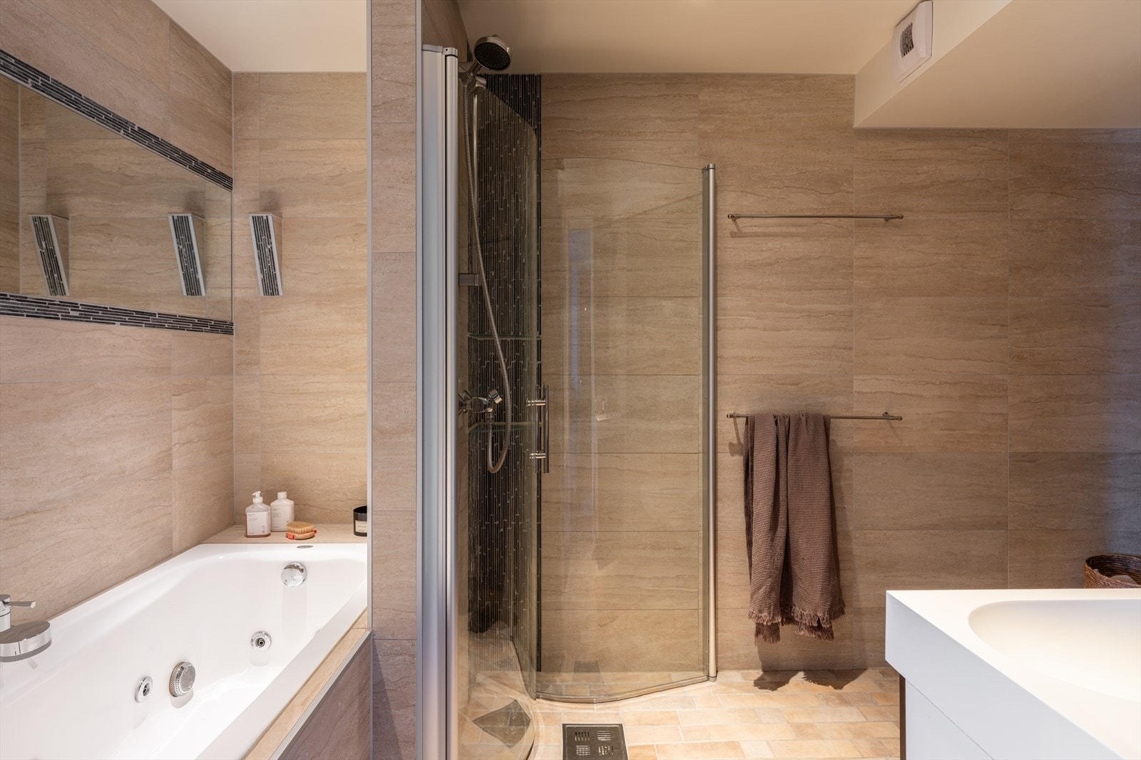 Flott og tidsriktig bad som ble rehabilitert av fagfolk i 2014. Badet har dusjnisje med innfellbare dusjvegger, boblebadekar, vegghengt toalett og servant med underskap. Galleribilde