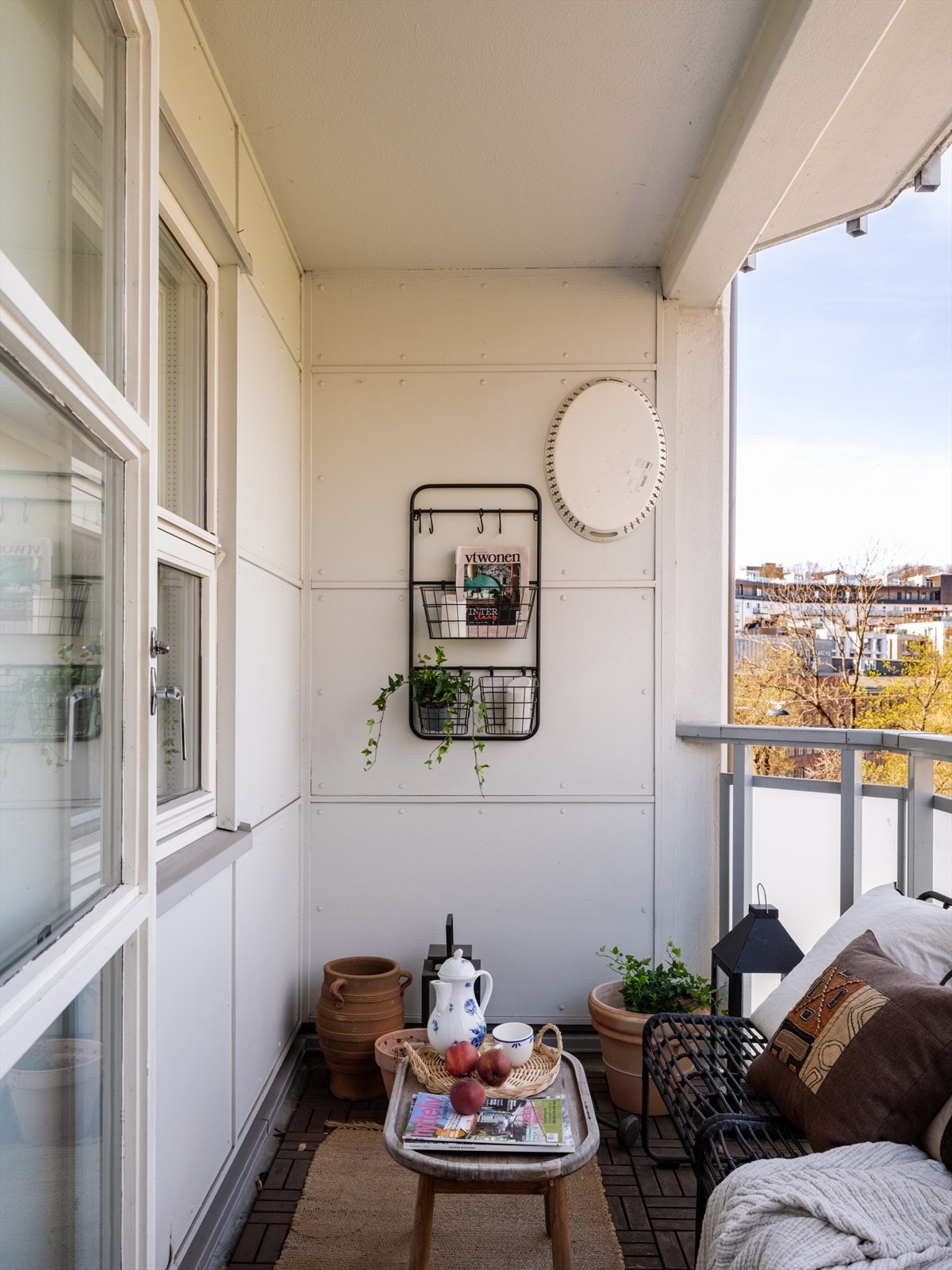 Balkongen fungerer utmerket som en forlengelse av boligen i sommerhalvåret, og har god plass til utemøbler. Galleribilde