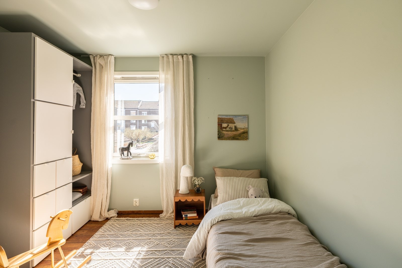 Romslig soverom med god plass til seng, nattbord og garderobeskap. Galleribilde