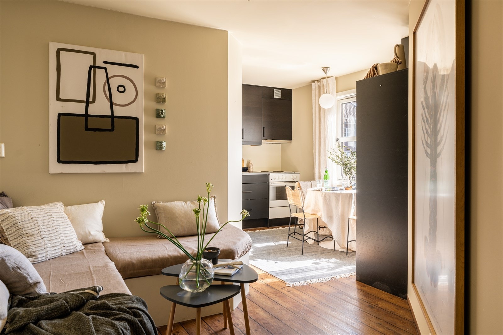 En fleksibel planløsning gjør dette til en bolig som kan skreddersys til eget behov, enten du trenger en stor familiebolig, eller om det er ønskelig å leie ut deler av boligen. Galleribilde