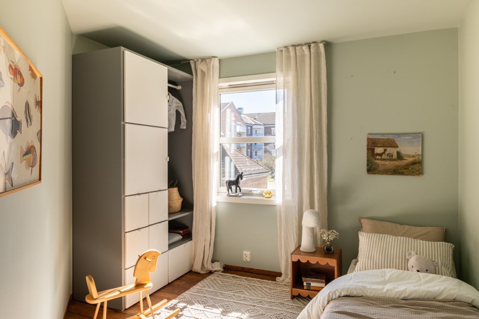Rommet passer utmerket til barnerom, gjesterom eller kontor - alt etter eget behov. Galleribilde