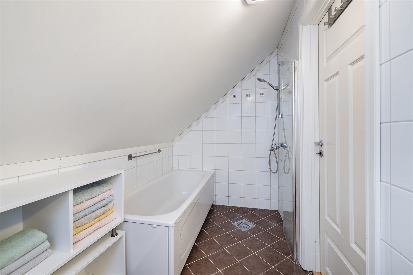 Badet i hoveddelen er utstyrt med både badekar og dusjvegg. Galleribilde
