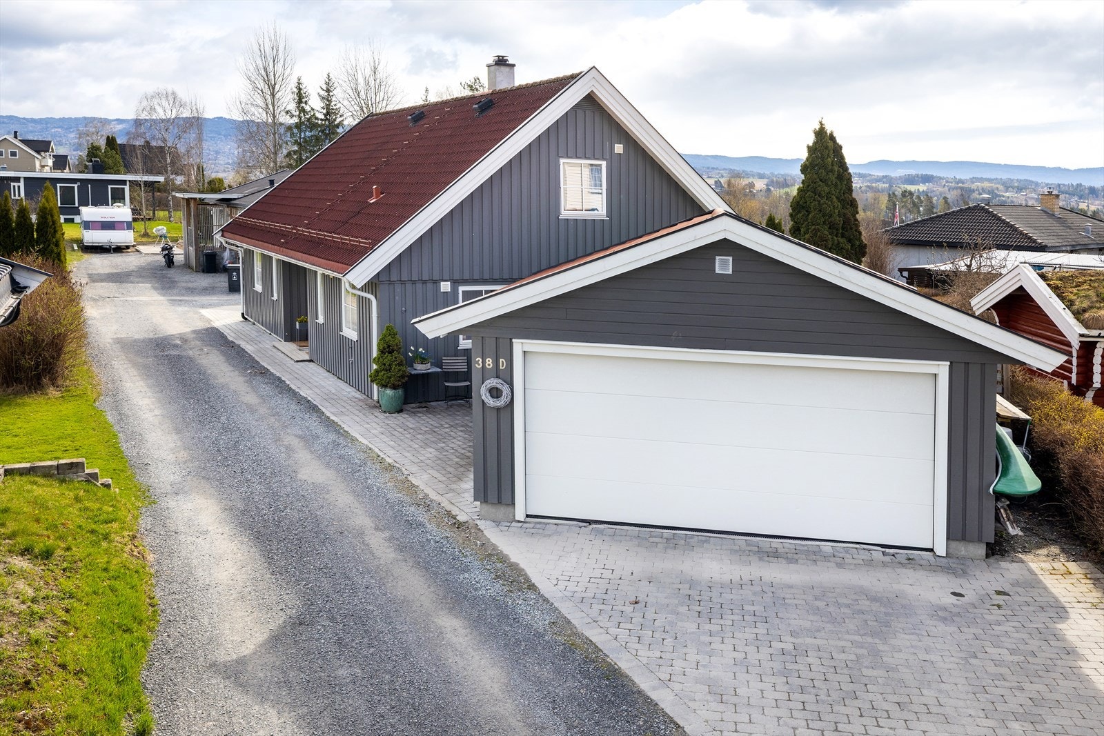 Enebolig fra 2011 med separat utleiedel. En smart løsning som gir god økonomisk gevinst og fleksibilitet. Galleribilde