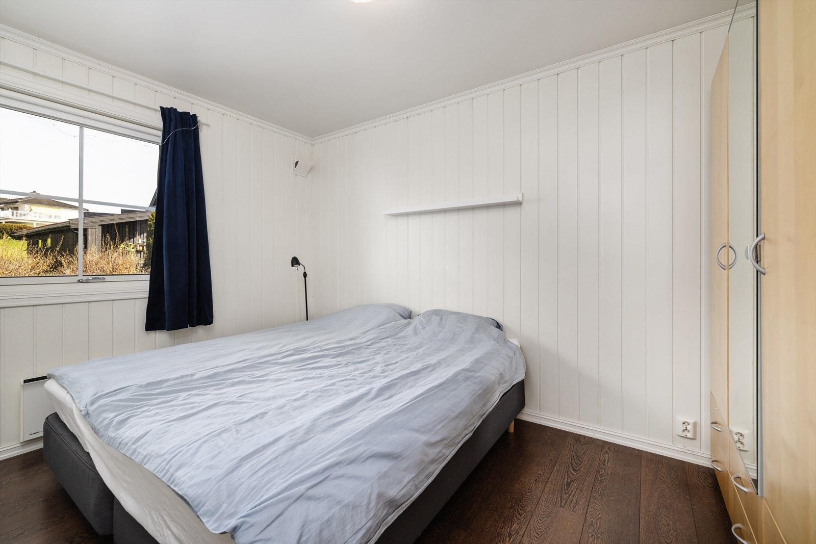 Soverommet i utleiedelen har plass til dobbeltseng og garderobe. Galleribilde