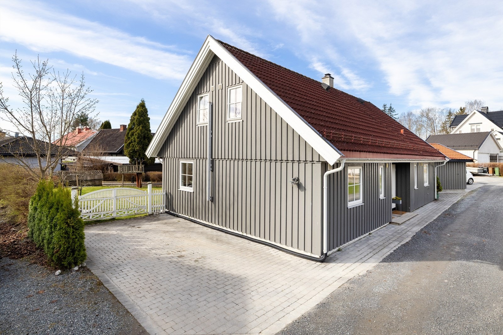 Boligen har malt trepanel og tak tekket med takstein. Galleribilde