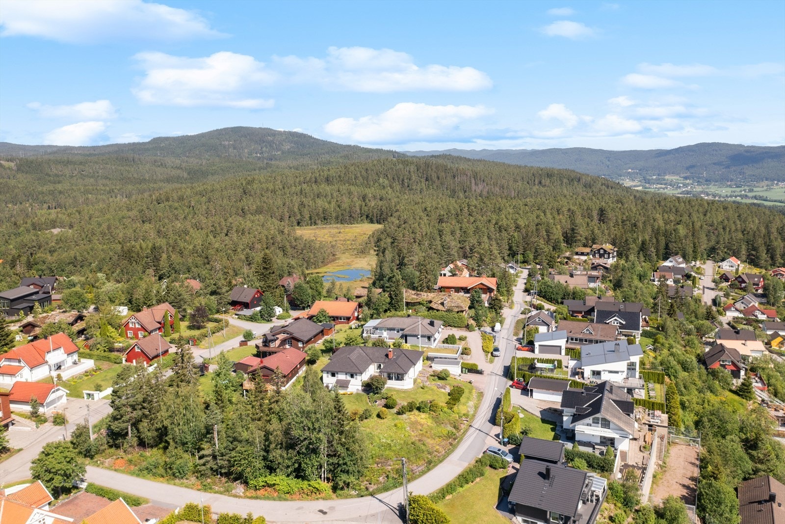 Fra eiendommen er det kort avstand til blant annet Sørli skole, Nittedal ungdomsskole og flere barnehager. Nittedal stasjon ligger innen en gangavstand på ca. 15 minutter og tilbyr både buss- og togforbindelser. Galleribilde