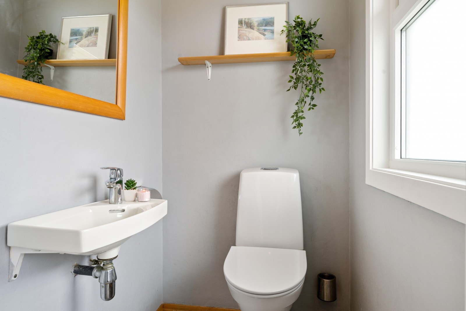 I tillegg til hovedbadet finnes et separat toalettrom i samme etasje, med servant, speil og klosett. Lettvint når man har gjester på besøk, eller for barna. Galleribilde