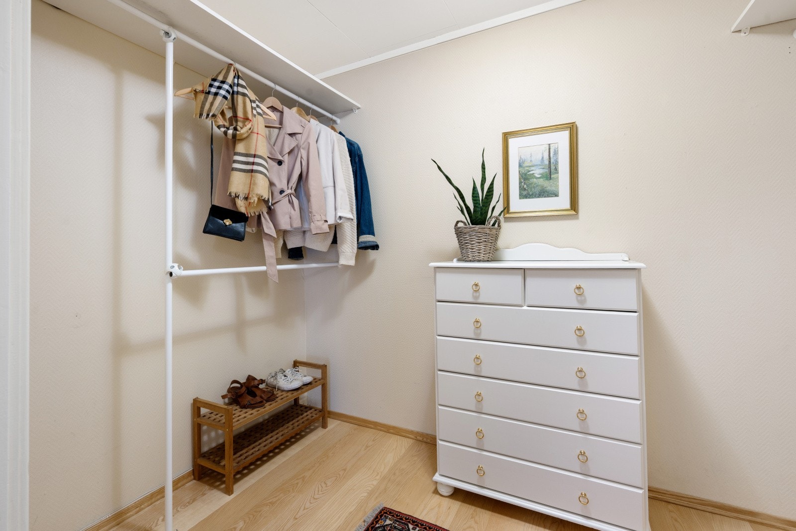 I tilknytning til gangen er det et praktisk walk-in. Rommet er ikke bruksendret. Galleribilde