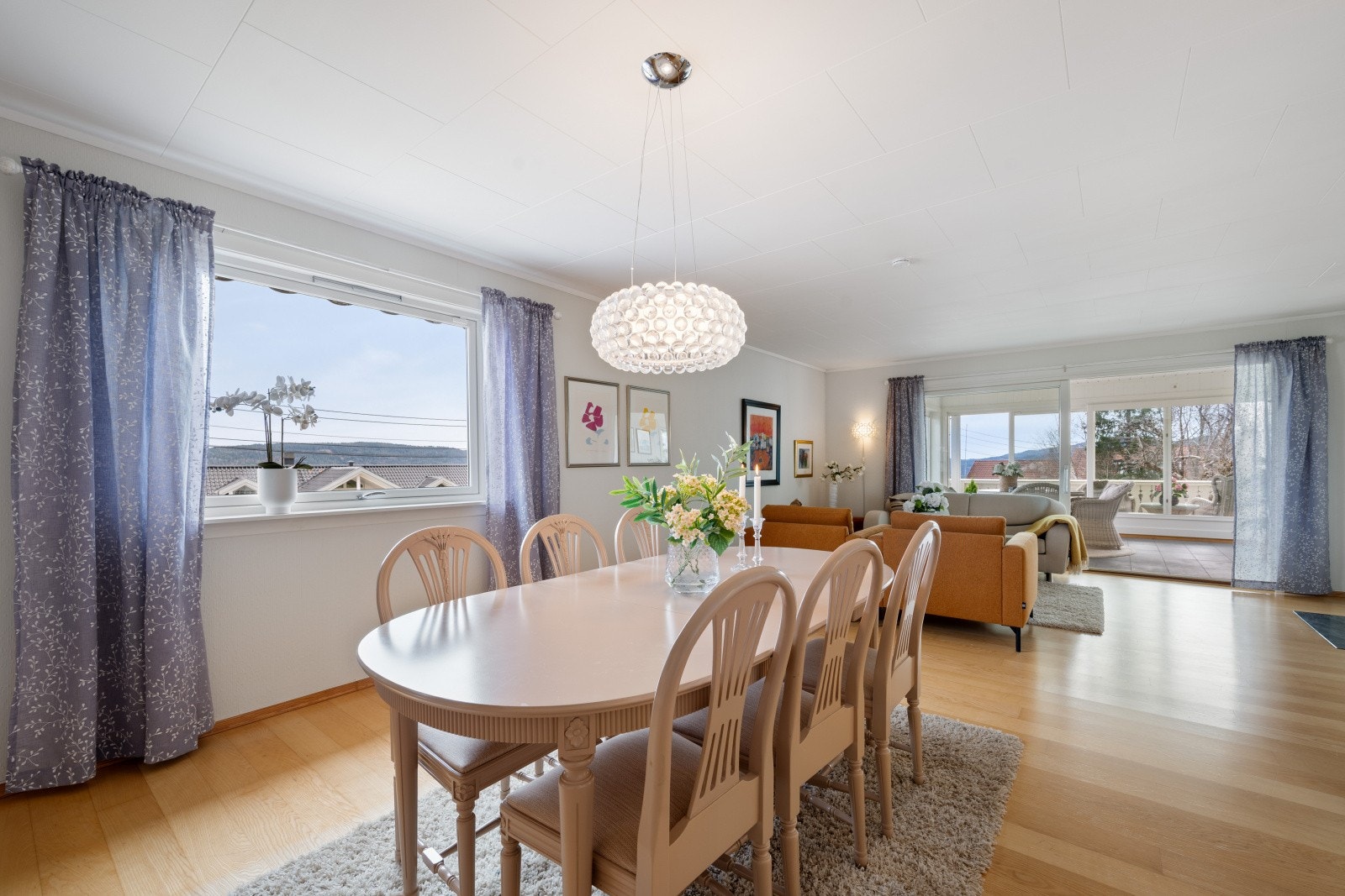 Spisestuen har god plass til langbord for større selskaper. Galleribilde