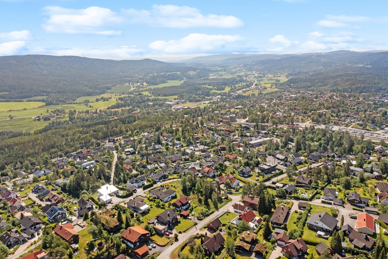 Eiendommen ligger i et naturskjønt og familievennlig område, med kort vei til både servicetilbud og natur. Galleribilde