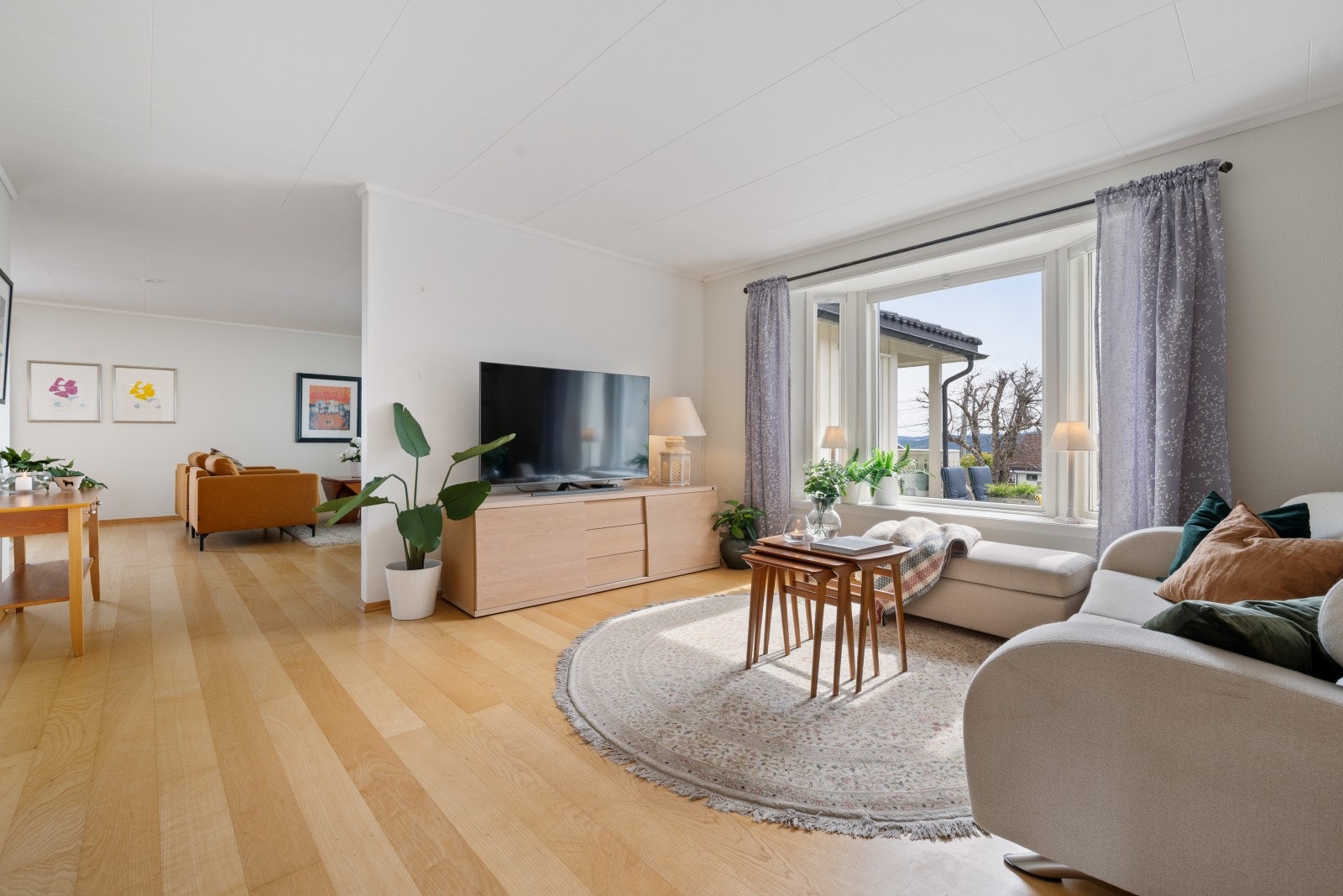 I tillegg til peisovn varmes boligen opp med varmepumpe fra ca. 2021. Galleribilde