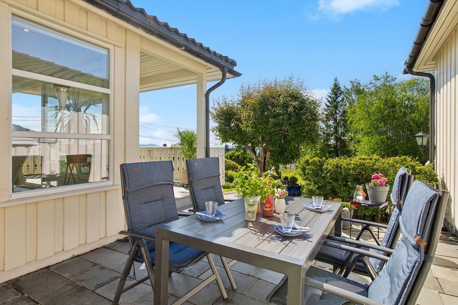 I tillegg til terrassene har eiendommen en skiferlagt uteplass på cirka 24 m². Galleribilde