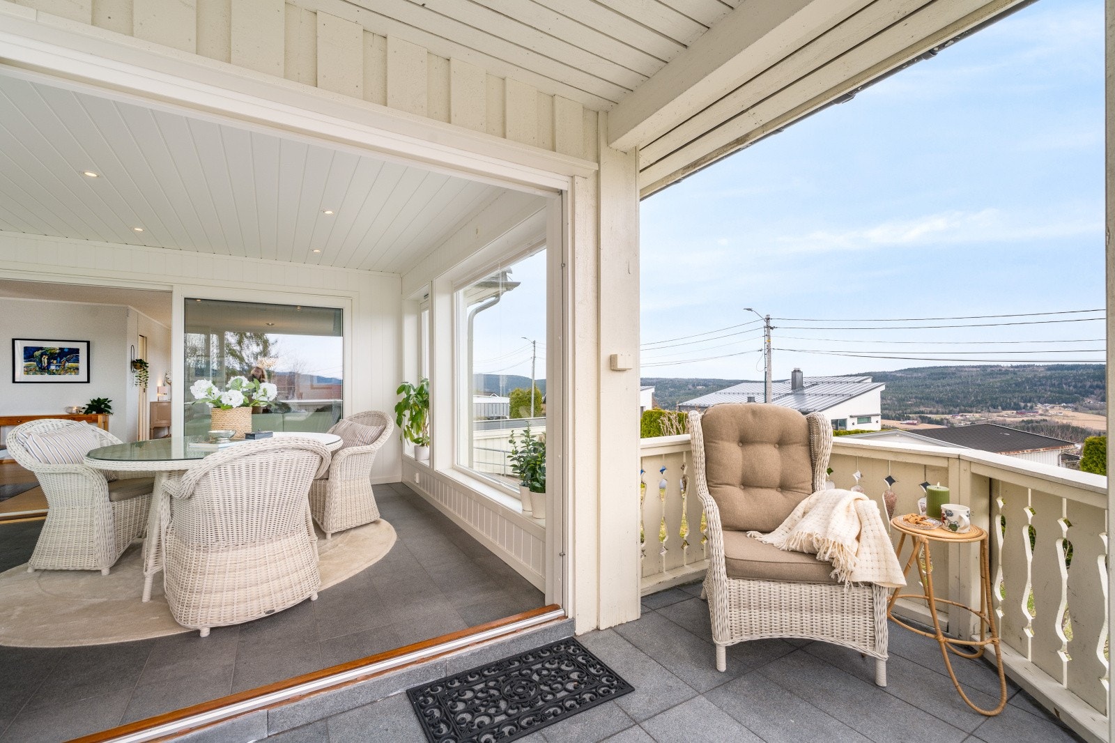 Fra vinterhagen kommer du ut til en overbygget terrasse på cirka 13 m². Galleribilde