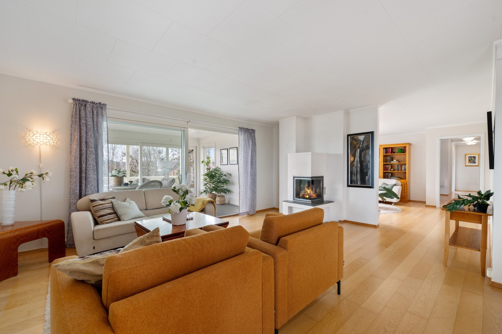 Stuen er romslig med god plass til både en sofagruppe og en egen spisestue for større selskap. Galleribilde
