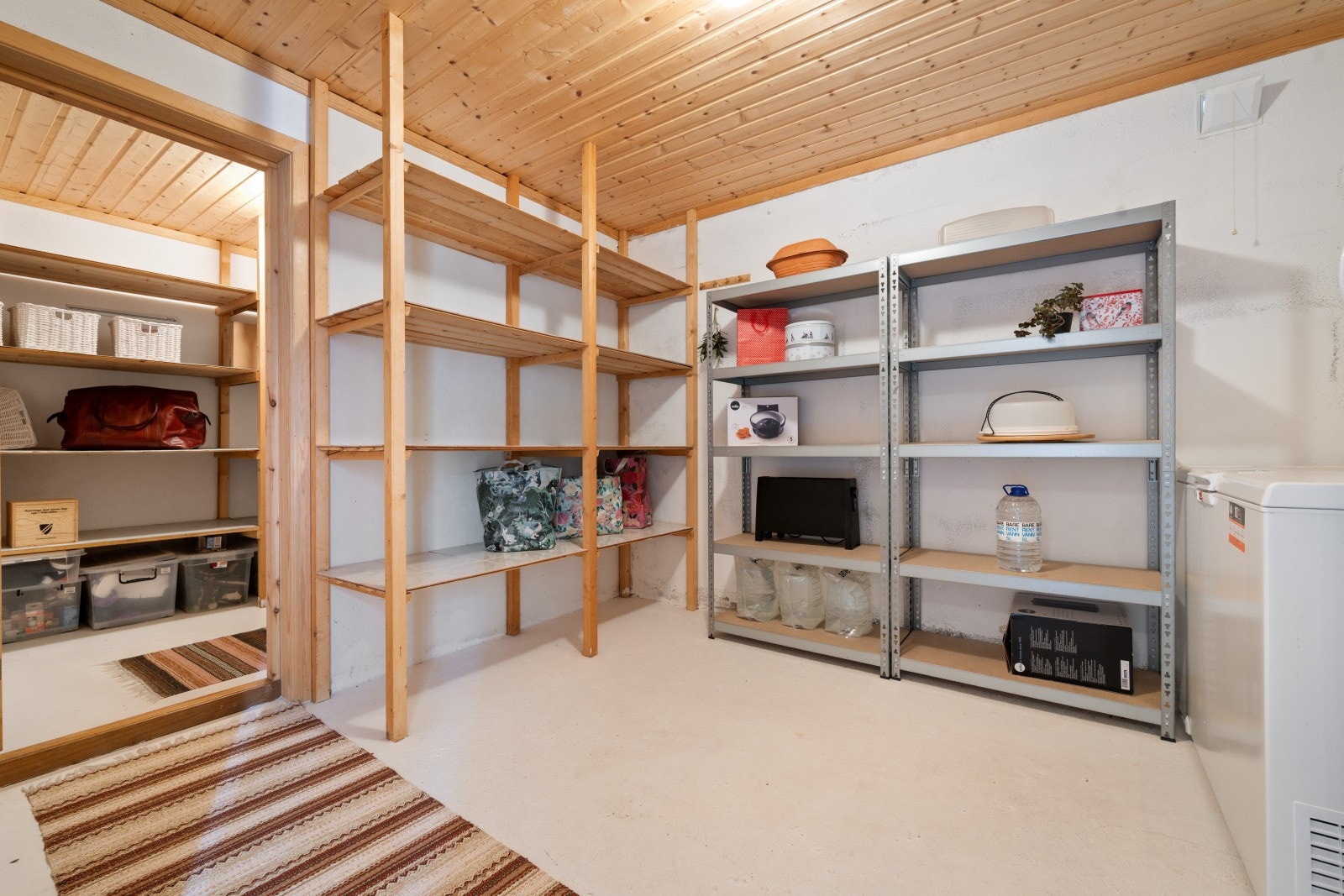 Kjelleretasjen byr på rikelig med lagringsplass i to separate boder. Galleribilde