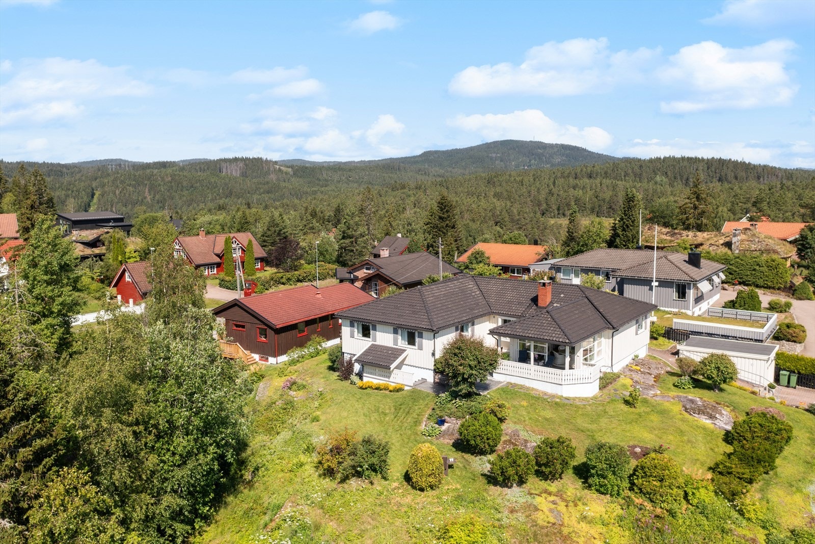 Velkommen til denne høytliggende og innholdsrike eneboligen på Rotnes, i Nittedal. Her bor du i et naturskjønt og familievennlig område, med nærhet til marka og flotte rekreasjonsmuligheter! Galleribilde