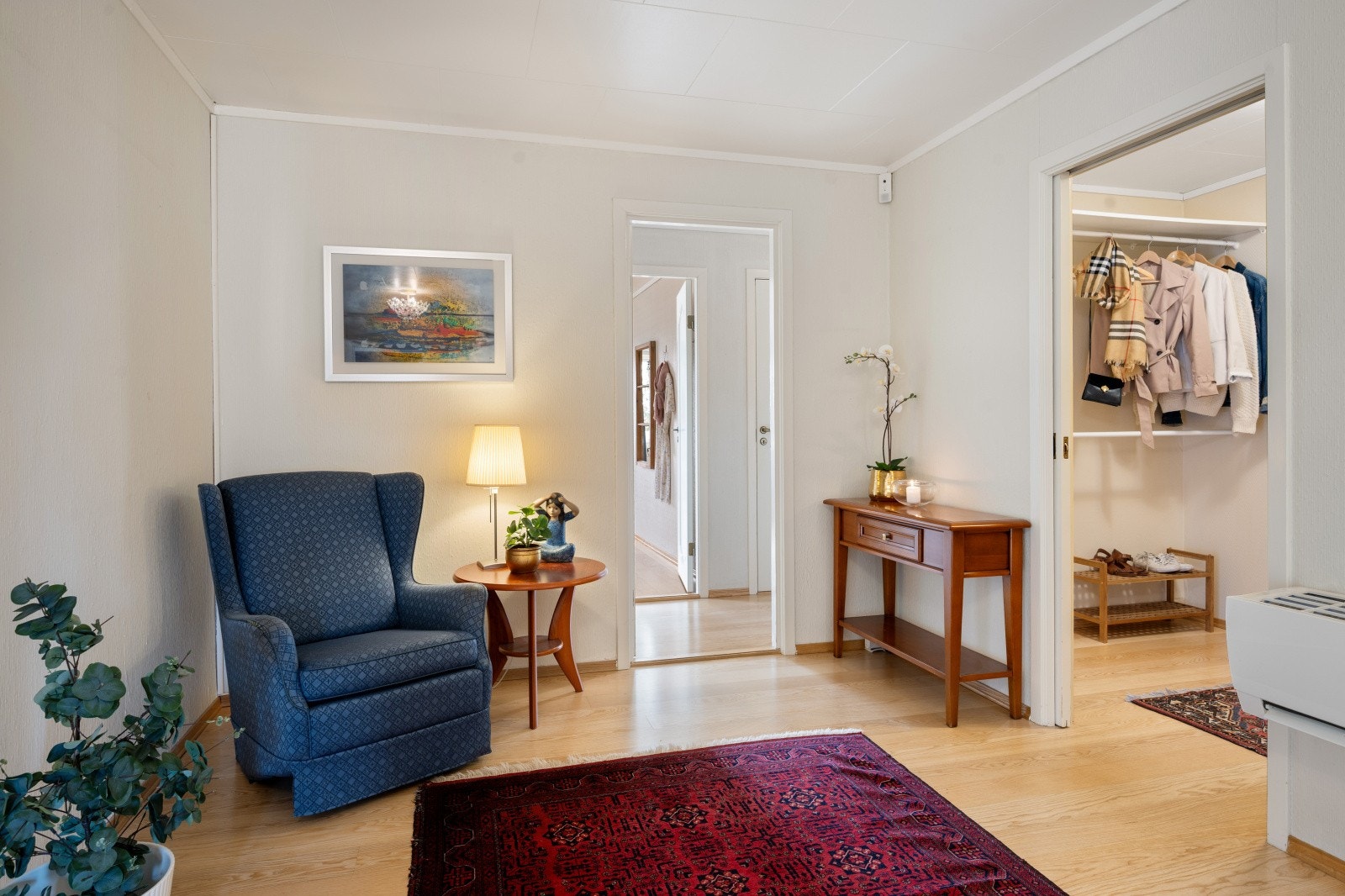 Gangen som leder til tilbygget del med 2 soverom, samt trapp ned til kjeller. Deler av rommet er ikke bruksendret. Galleribilde