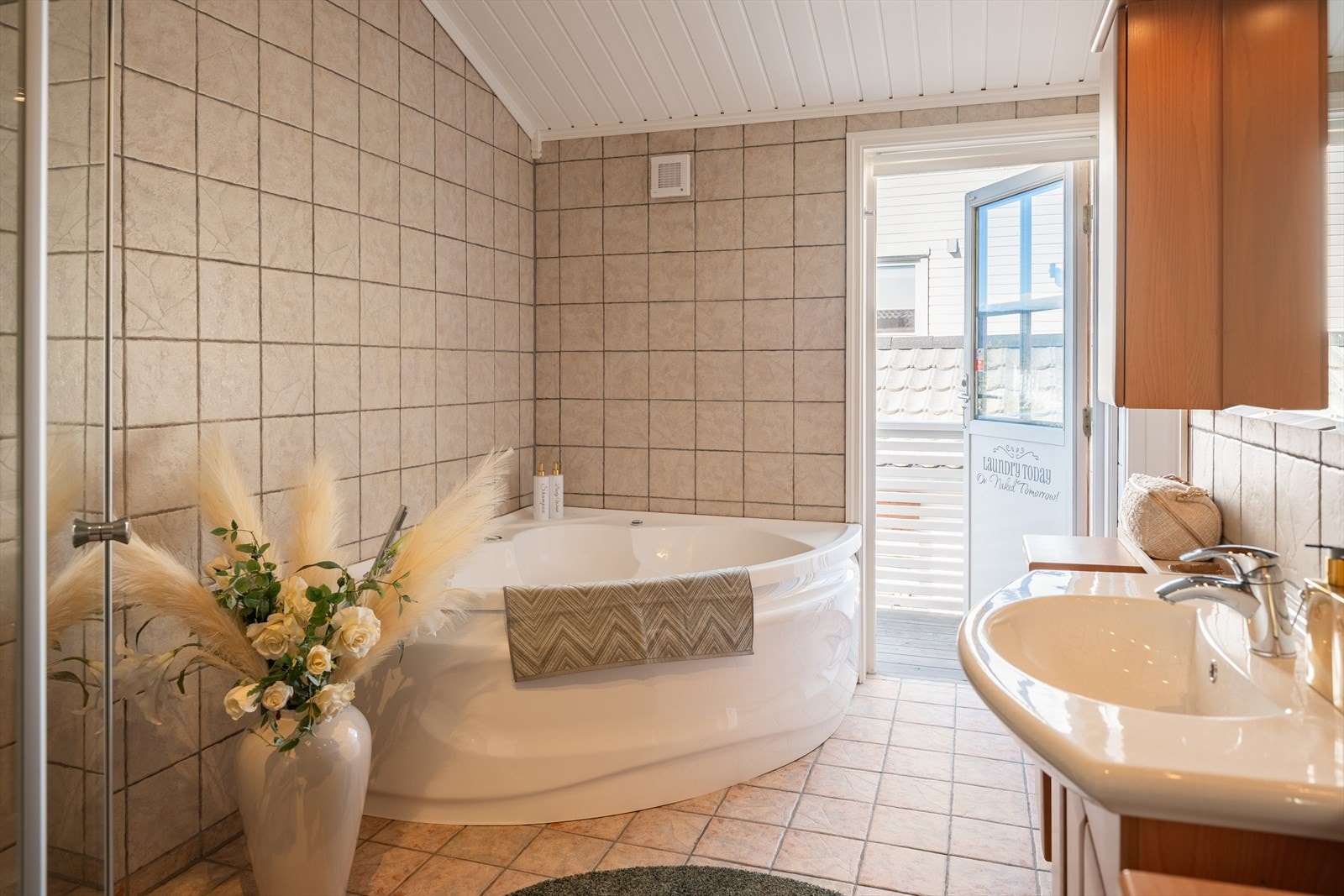 Videre byr badet på vegghengt skap, dusjnisje med glassvegg, badekar og vegghengt toalett. Galleribilde