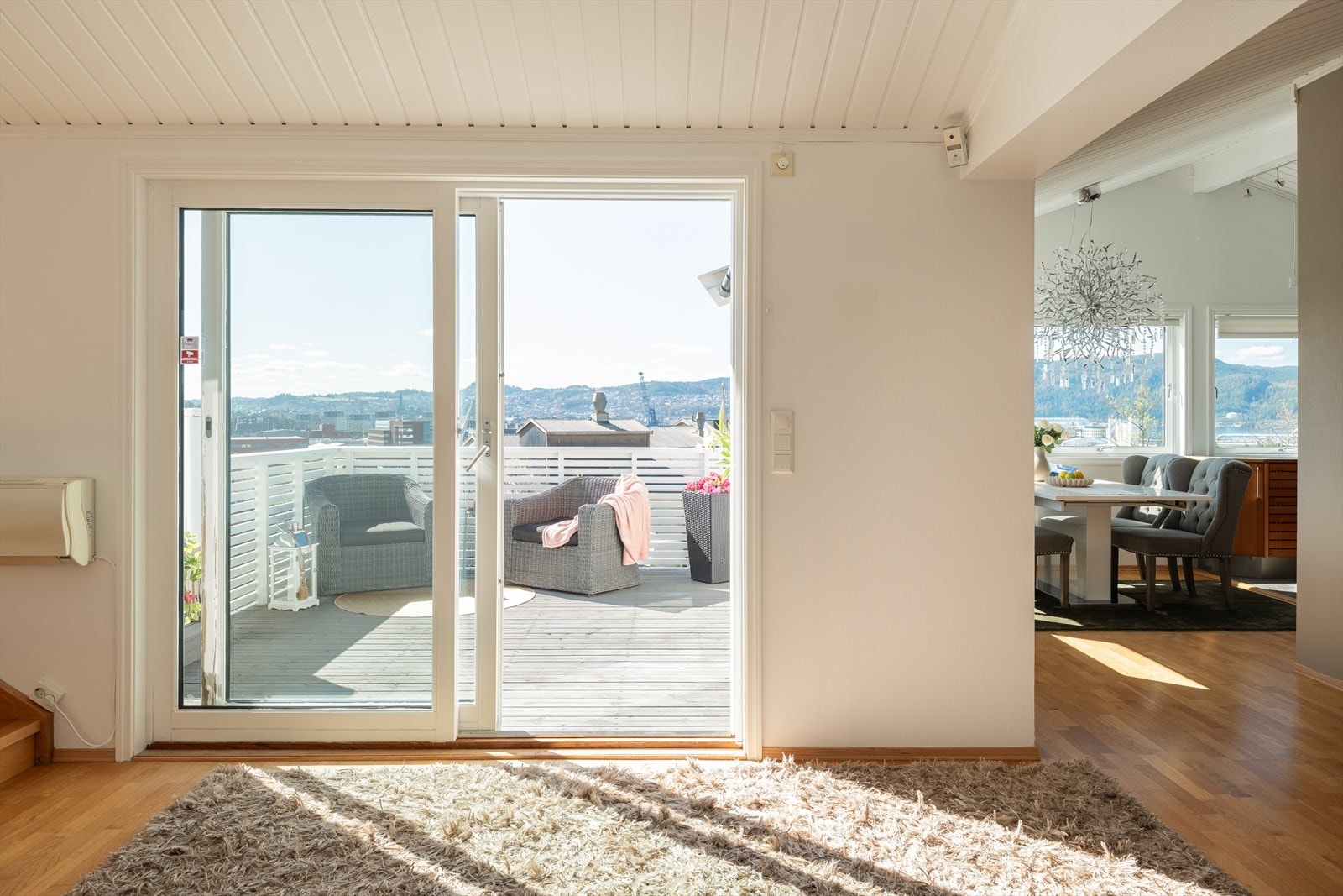 Fra stuen er det direkte adgang til terrassen via en praktisk skyvedør, noe som fungerer som en forlengelse av stuen på varme sommerdager. Galleribilde