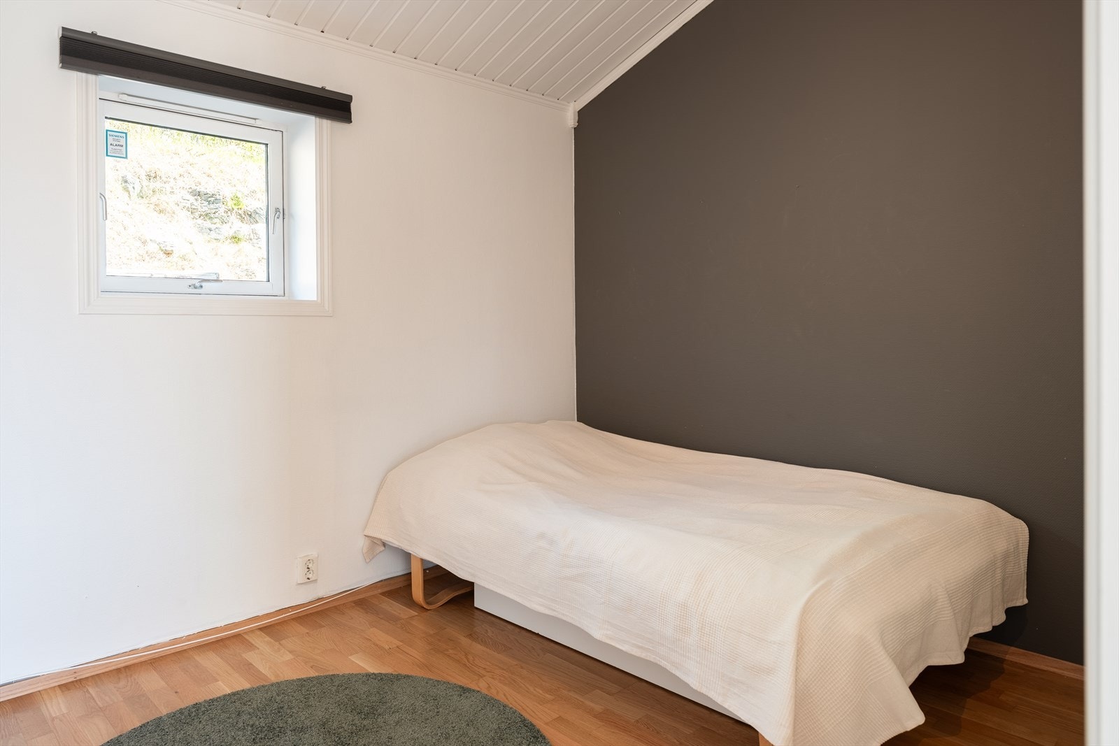 Soverommet kan skiltes med god takhøyde og vender ut mot rolige omgivelser. Galleribilde