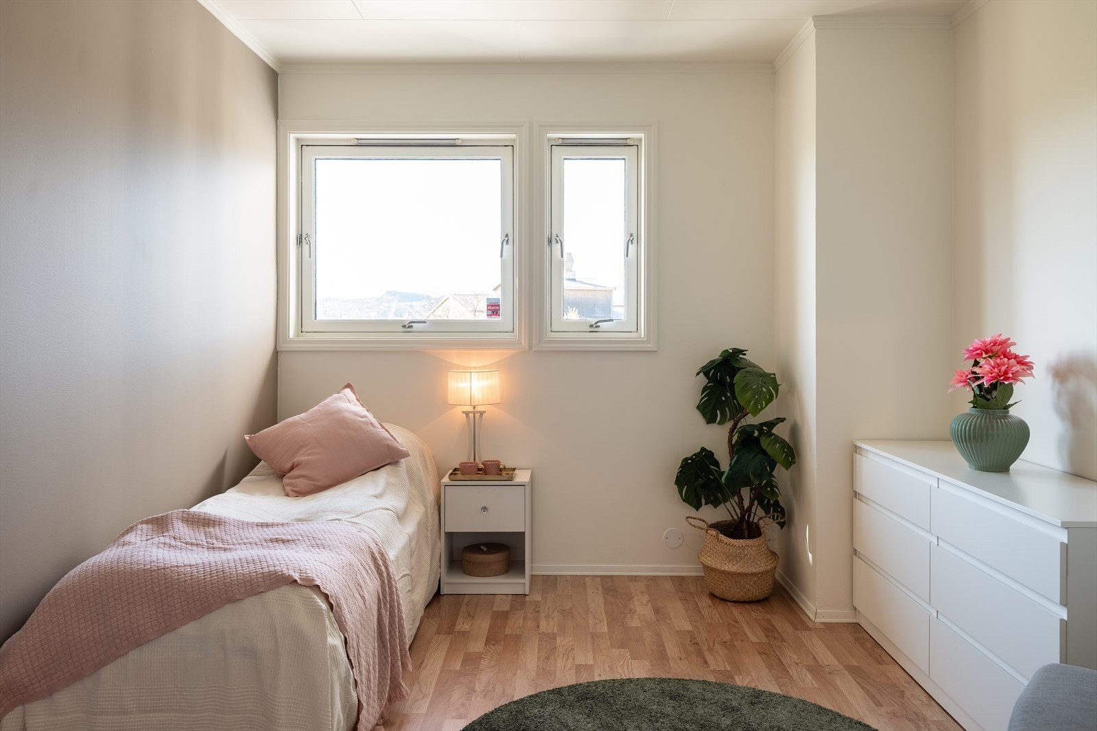 Første soverom er på hele 9,5m². Her er det god plass til både dobbeltseng, nattbord og garderobeløsning. Galleribilde