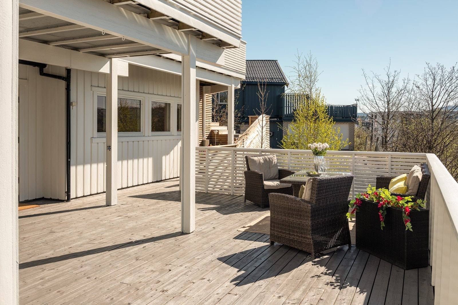 Videre er det en solrik terrasse som strekker seg over hele 78m². Her kan du nyte solen store deler av dagen. Galleribilde