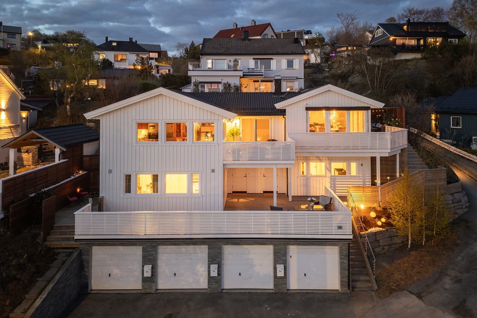 Her får du en sjelden enebolig på hele 264m² fordelt over to plan, med blant annet stor og solrike terrasser, utleie og to garasjeplasser. Galleribilde