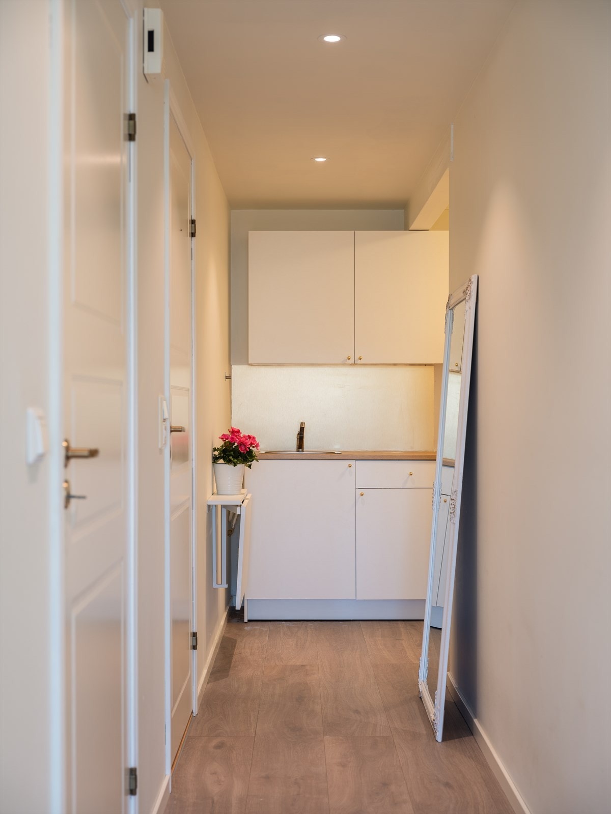 Her er det verdt å merke seg at det er etablert 3 strømskap, samt 3 varmtvannsberedere og slik at leietaker kan tegne eget abonnement for strøm. Galleribilde