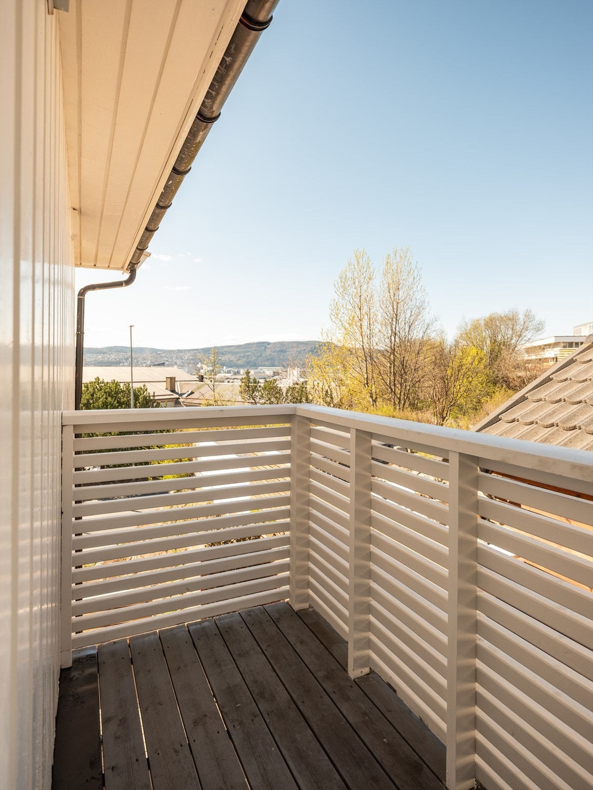 Badet har direkte utgang til en balkong på 3m². Vendt mot nordvest. Galleribilde