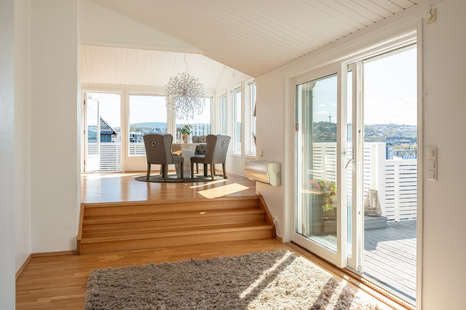 1. etasjen byr på stue, kjøkken, bad, tre soverom og en stor terrasse med tilhørende hagestue. Galleribilde