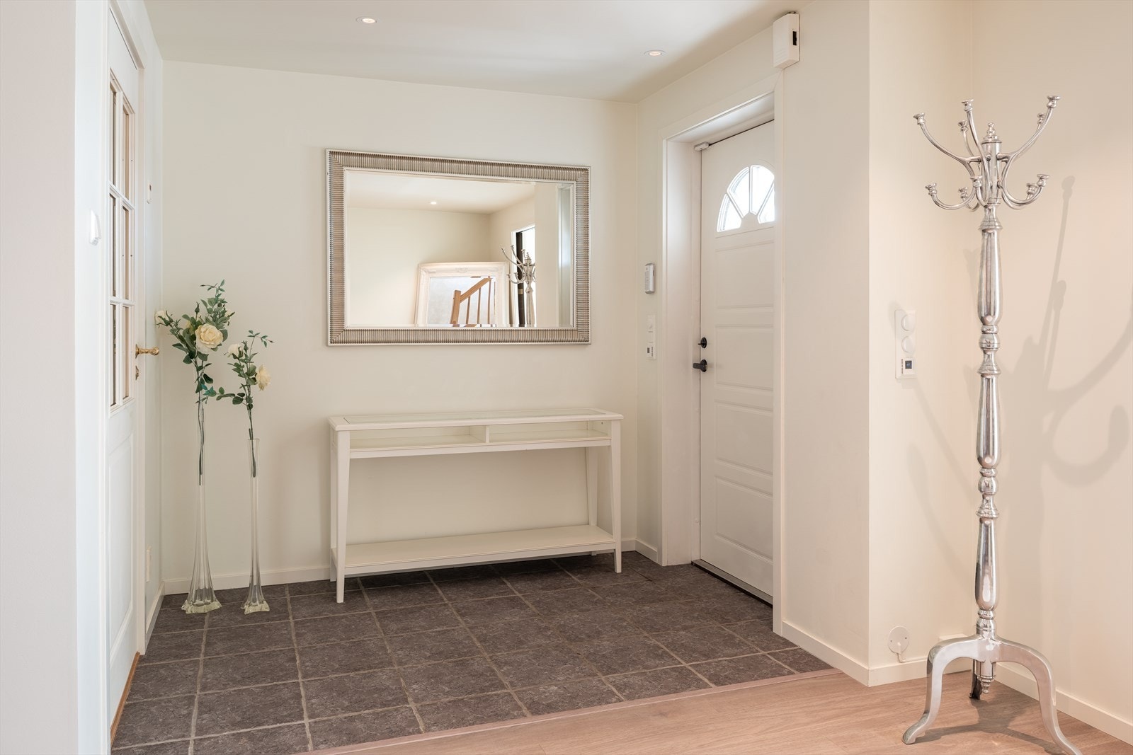 Innbydende og romslig entrè/trapperom på hele 19m². Galleribilde