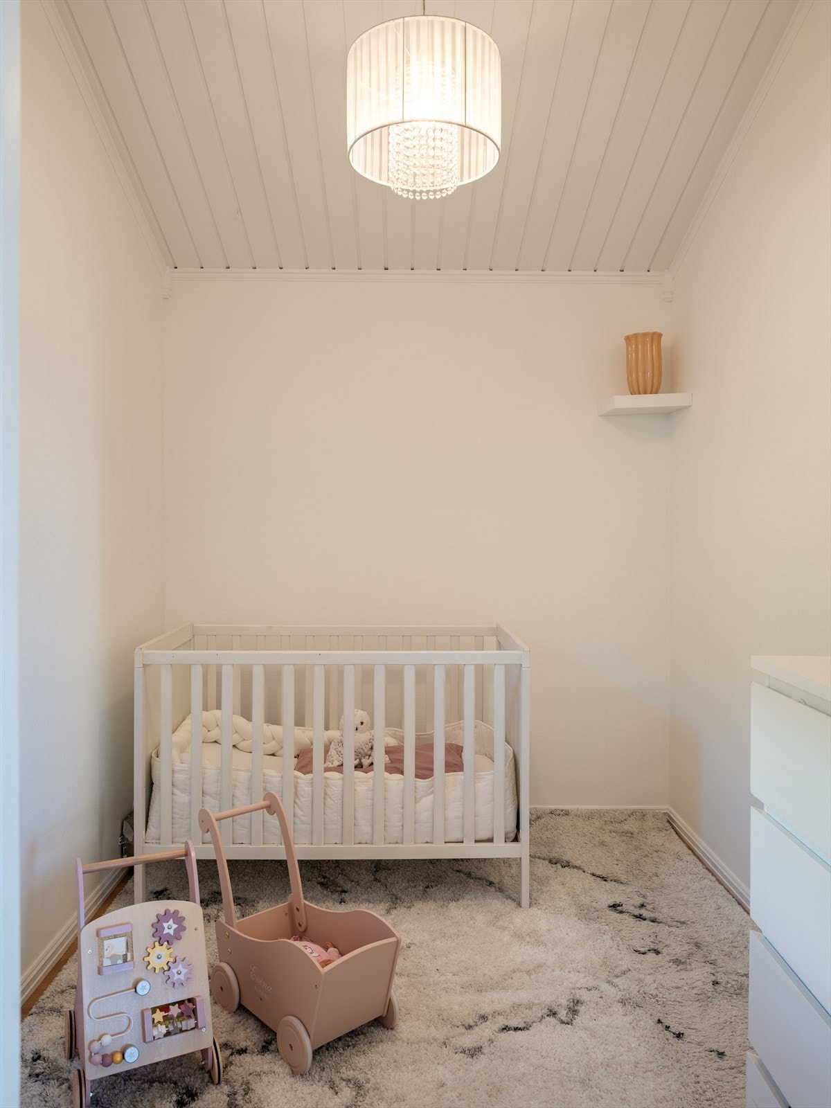 Fra soverommet er det direkte tilknytning til et eget rom på 6m², nåværende eier bruker det som soverom. Perfekt for etablering av walk-in garderobe. Galleribilde