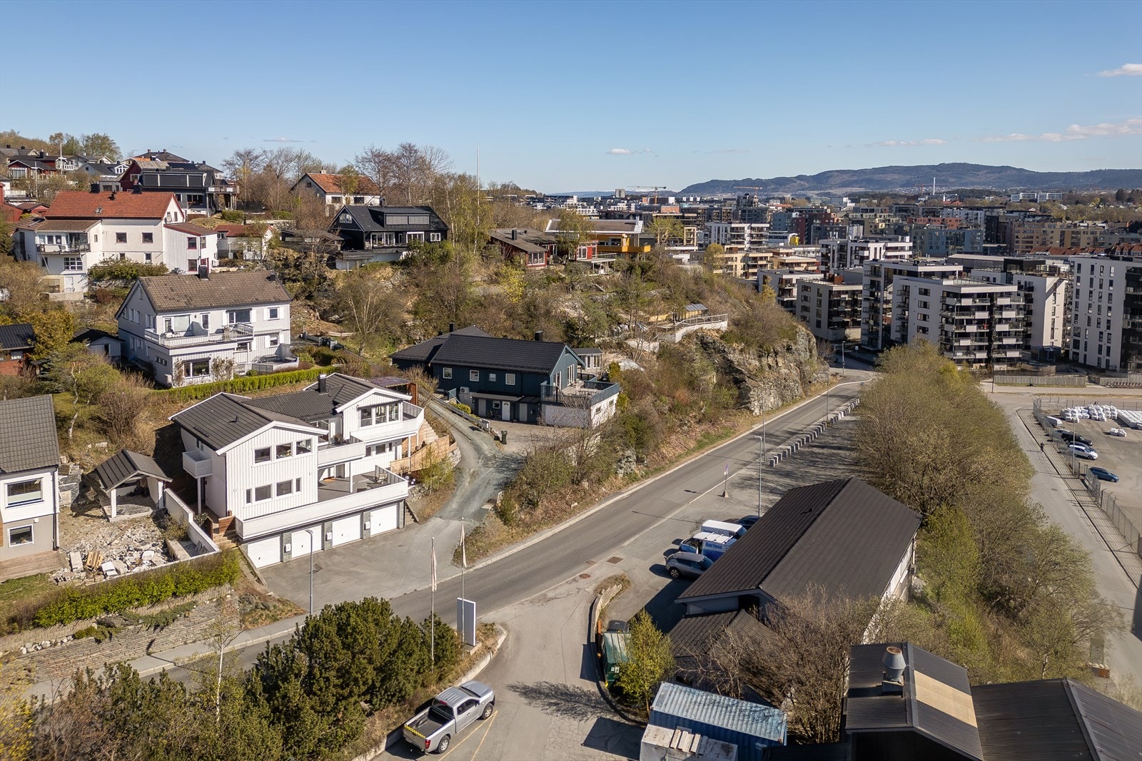 Boligens beliggenhet på Ladehammeren byr på nærhet til Trondheim sentrum og Lade, hvor man har lett tilgang til både fjord og turterreng. Galleribilde