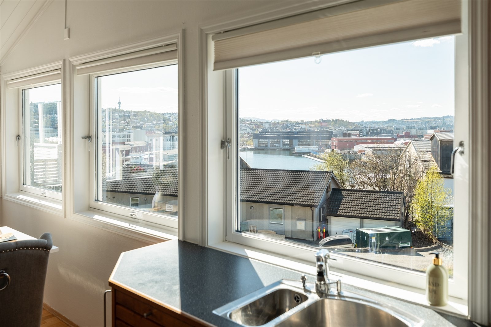 Eiendommen kan skilte på en rekke attraktive og unike kvaliteter som blant annet en spektakulær utsikt fra store deler av huset. Galleribilde
