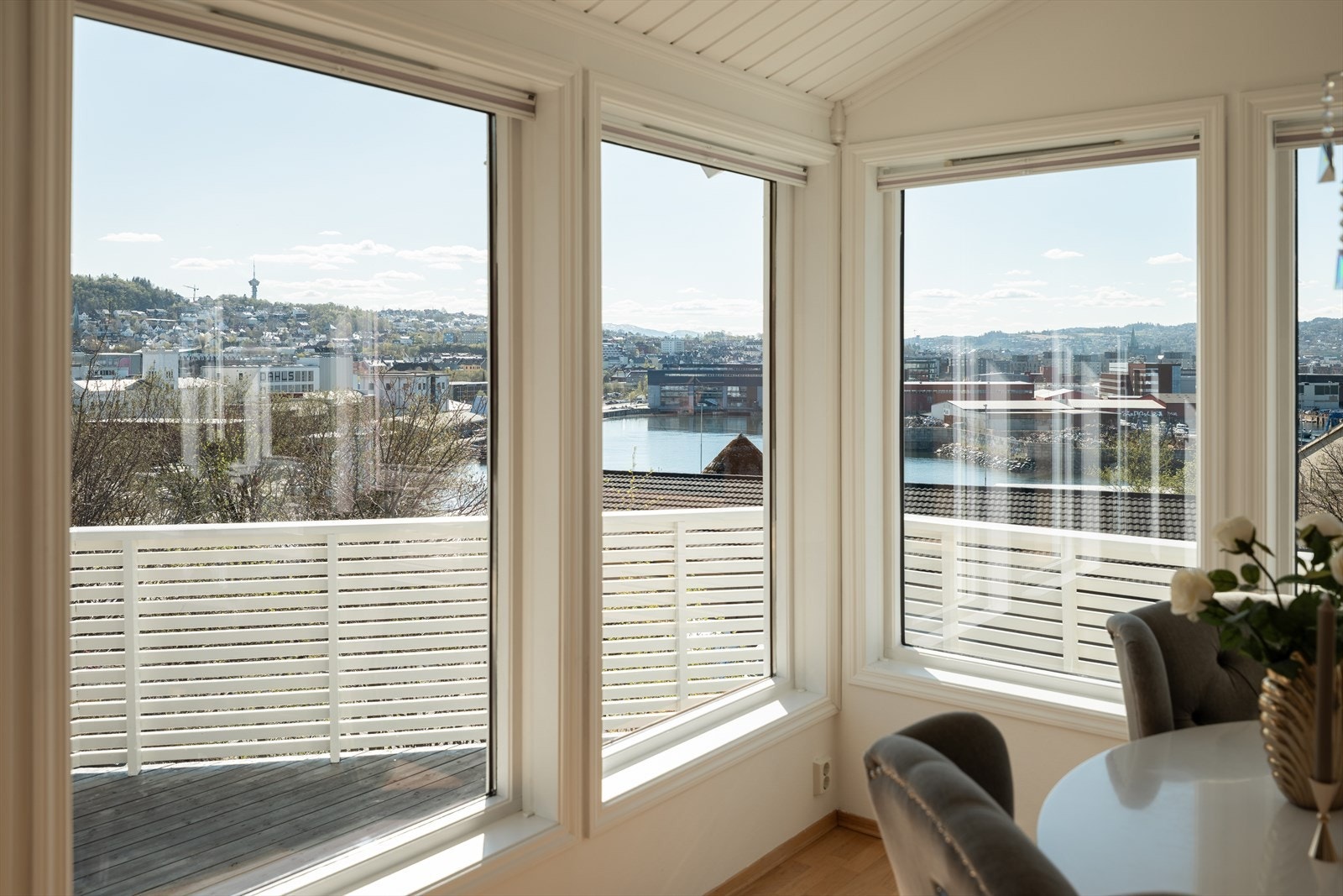 Boligens flotte beliggenhet byr på fantastisk utsikt og har Trondheimsfjorden som nærmeste nabo. Galleribilde