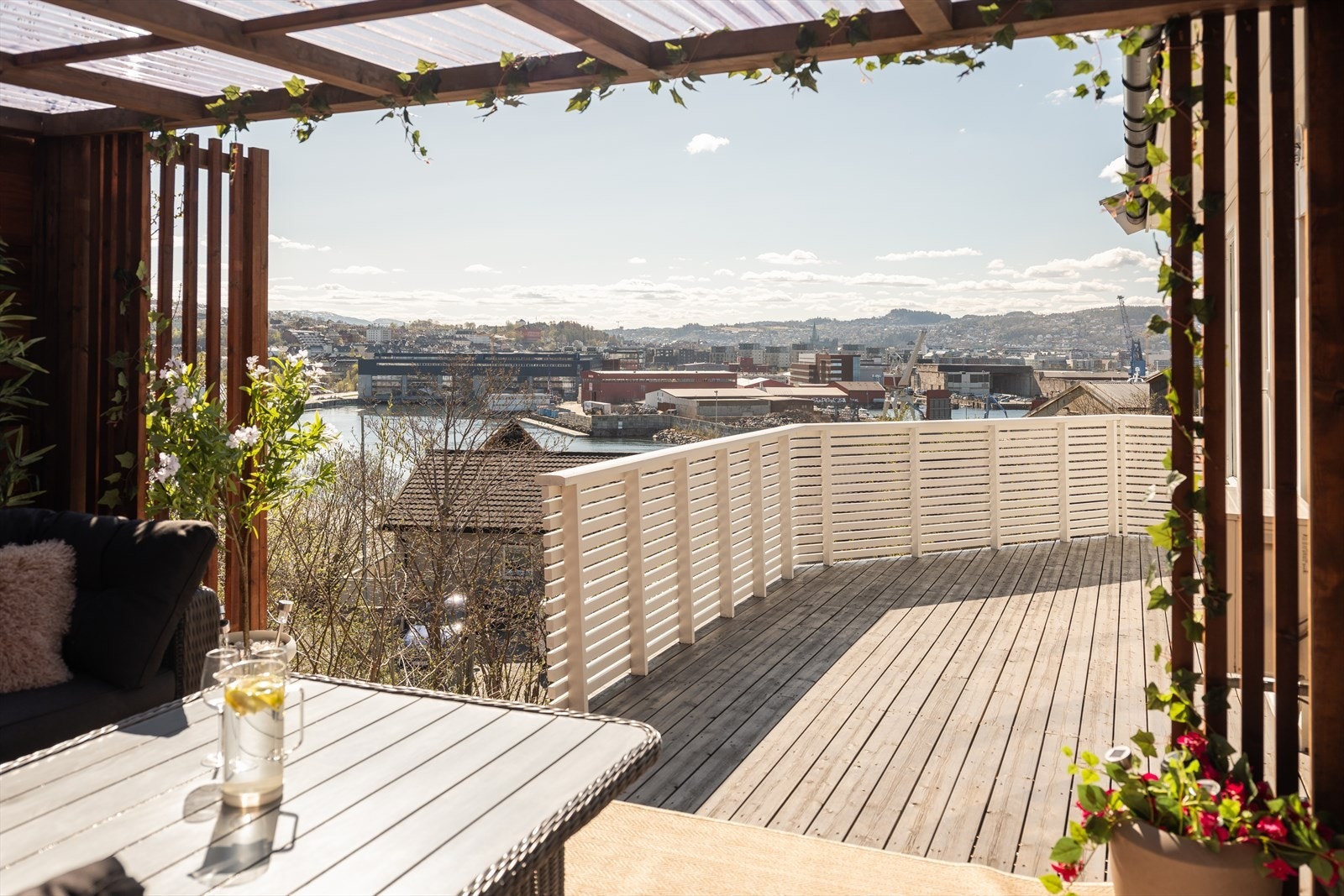 Med terrassens gode størrelse på hele 58m² får man mange møbleringsmuligheter. Galleribilde