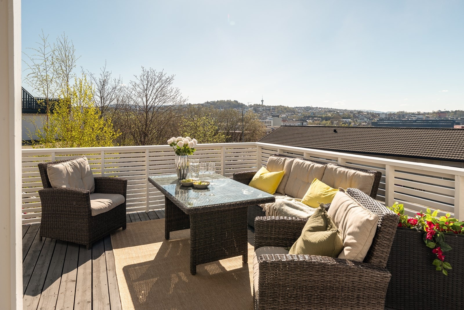 Sørvestvendt terrasse under åpen himmel med særdeles gode solforhold. Fra boligen får man fantastiske utsiktsforhold mot både Kuhaugen og Trondheimsfjorden. Galleribilde