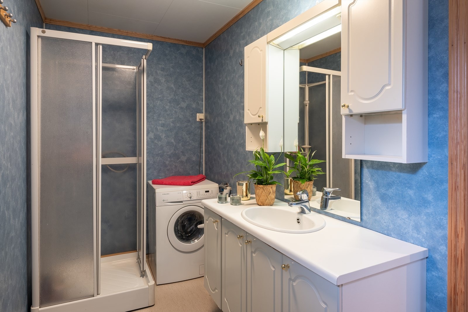 Bad på 5,5m². Badet er utstyrt med vegghengt skap, dusjkabinett, gulvstående toalett og opplegg for vaskemaskin. Galleribilde