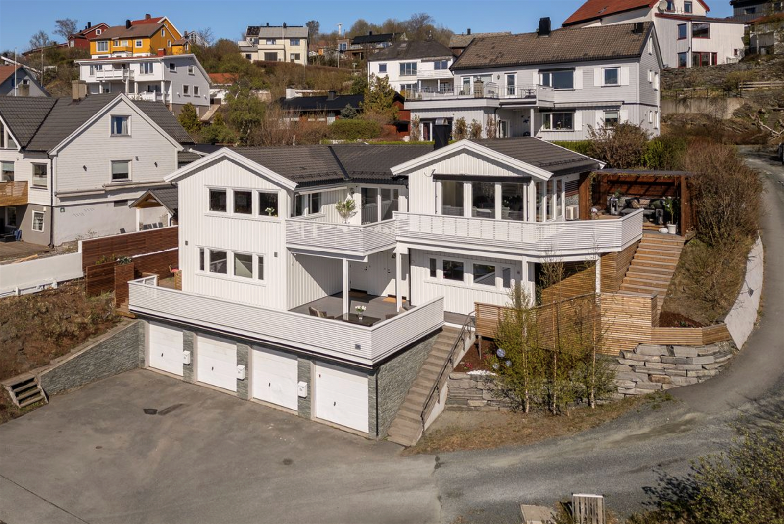 Boligen byr på to terrasser på totalt 139m², og kan skilte med både fantastiske solforhold og vakker utsikt over Trondheim. Galleribilde