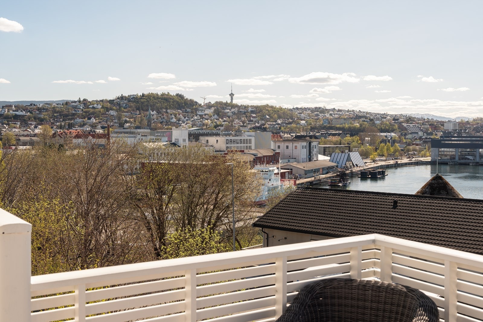 Her får du en herlig kombinasjon av byliv og sjøutsikt. Dette er for deg som ønsker å bo sentralt, men likevel tilbaketrukket fra bykjernen. Galleribilde