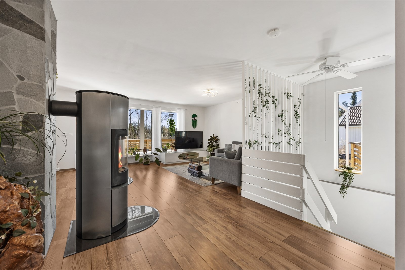Fra stuen er det åpent trappeløp ned til underetasjen. Galleribilde