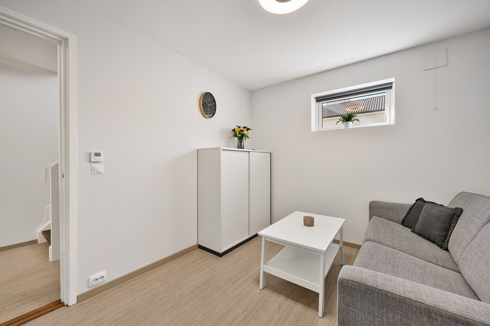 På opprinnelige byggetegninger har boligen tre soverom fordelt på to i underetasjen og ett i 1. etasje. Soverommet i 1. etasje er nå en del av entreen. Galleribilde